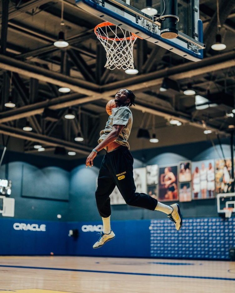 库明加晒出大通中心训练照：持之以恒