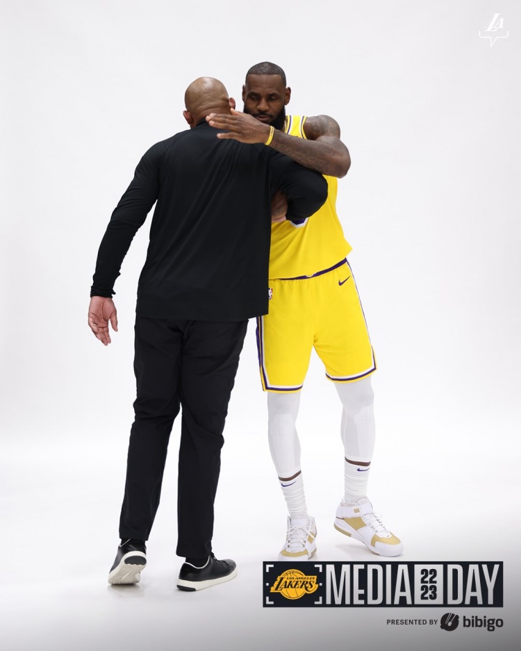 湖人官推晒詹姆斯&哈姆媒体日合影!老詹:他早就该成为主帅