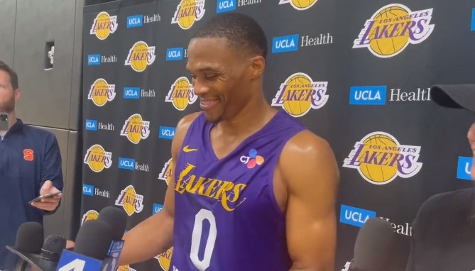 威少谈贝弗利:我们的竞争意识在场上很好地融合在了一起