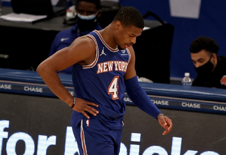 队记:丹尼斯-史密斯与黄蜂签下的是一份为期一年的无保障合同