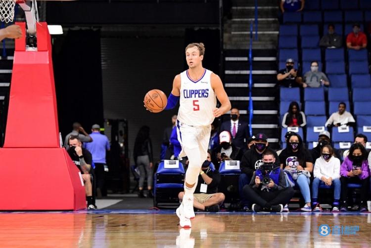 肯纳德发推:整个夏天我们都努力训练 迫不及待想要开始新赛季了