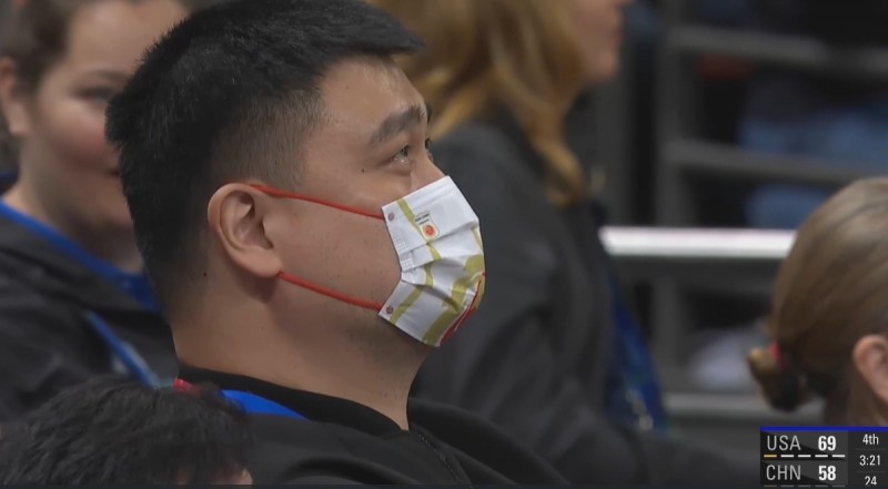 憋得慌！中国女篮将比分不断迫近 转播镜头给到姚明