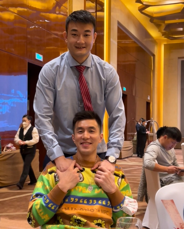 郭艾伦参加队友丛明晨婚礼感叹:结婚还是太费体力了 新婚快乐