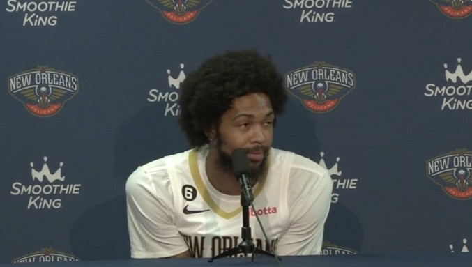 失踪人口回来了！英格拉姆媒体日现身 爆炸头长胡子惹人注目