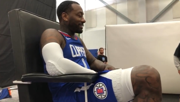 白嫖他一手~ 沃尔要求小卡送他一些新百伦球鞋