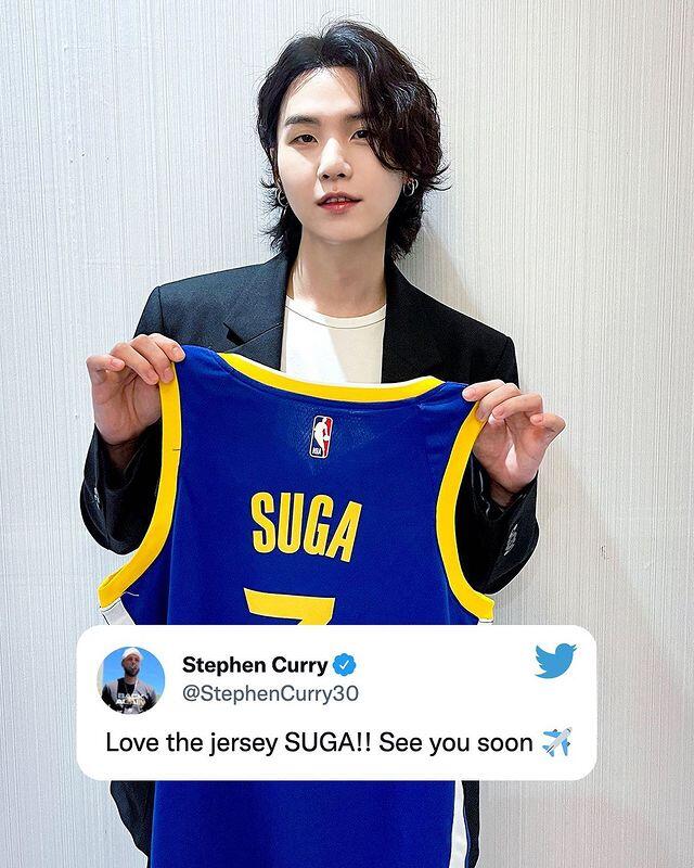 防弹少年团官推晒成员手持勇士球衣?库里：爱了爱了！