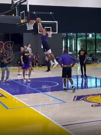 ?活力十足！威少罚球加练三连中后轻松完成空接扣篮