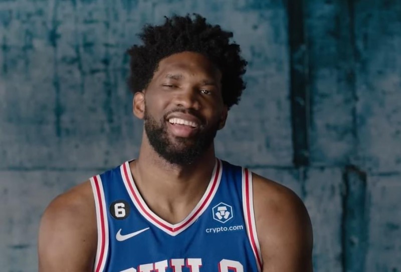 恩比德打趣：从巴特勒身边抢走塔克的感觉真不错?