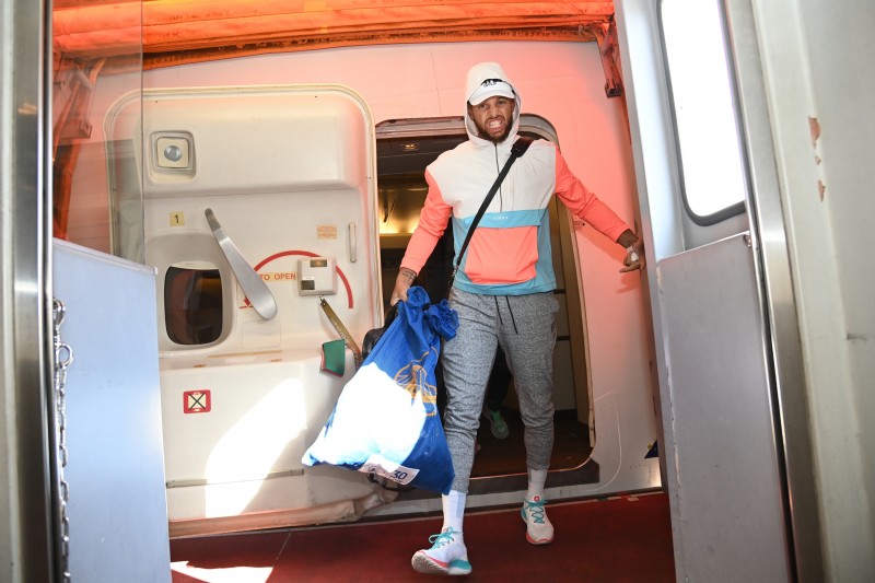 个人品牌晒库里抵达东京帅照：小学生下飞机凶神恶煞?