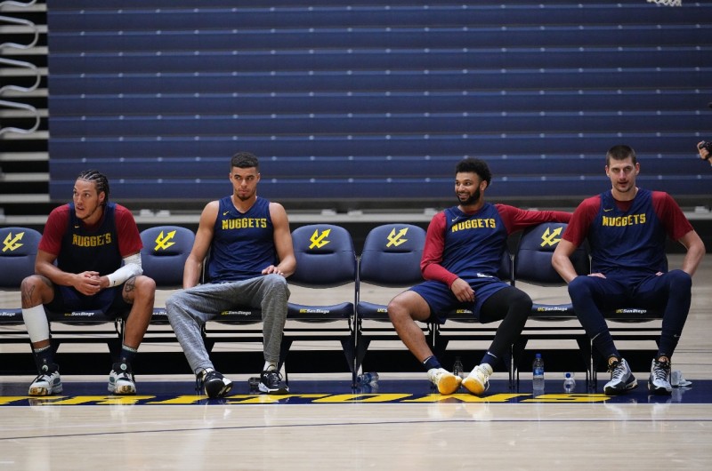 掘金官推晒戈登&小波特&穆雷&约基奇合照:四巨头!