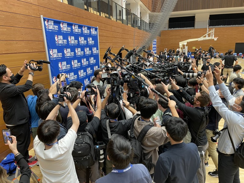 这架势！库里接受采访时 被众多记者的长枪短炮“淹没”