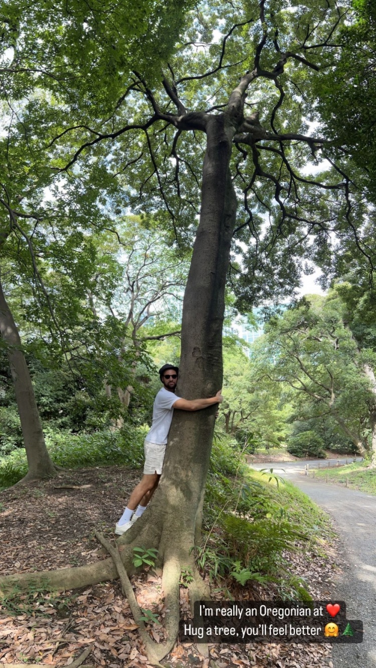 克莱晒抱树照片：我内心是个印第安人 拥抱树木你会感到心旷神怡