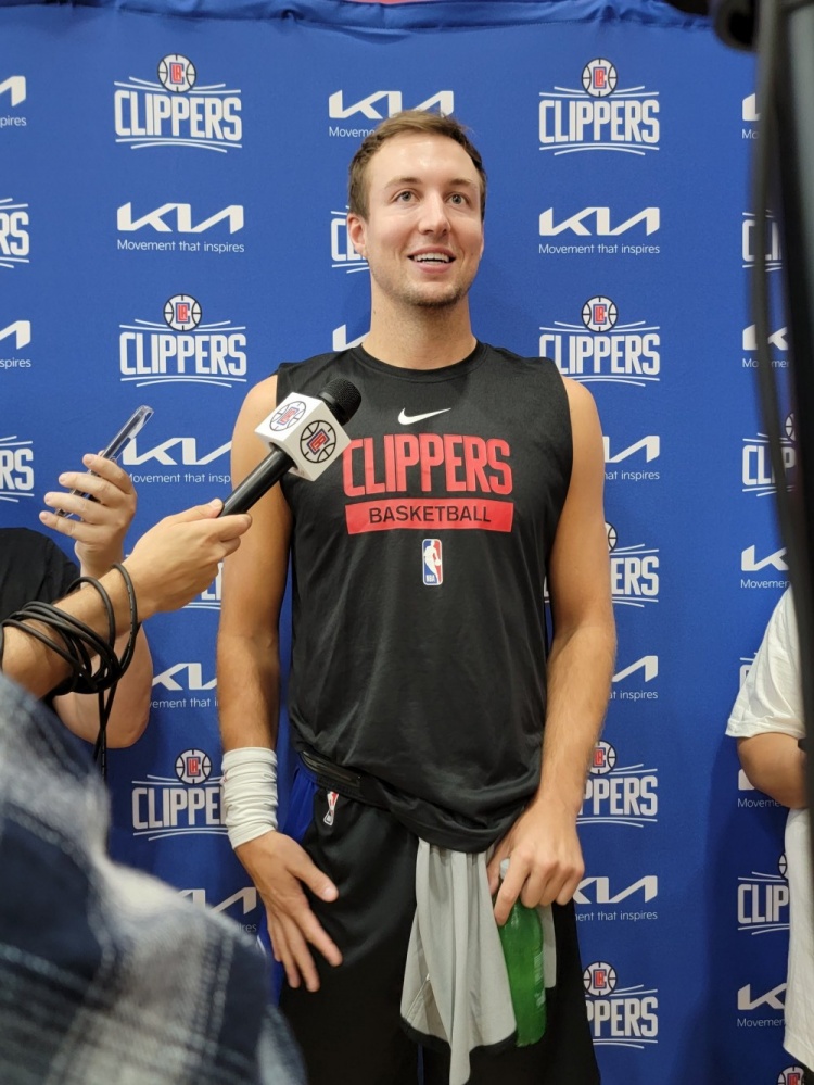 肯纳德:乔治看起来要恢复原样了 沃尔融入球队非常快