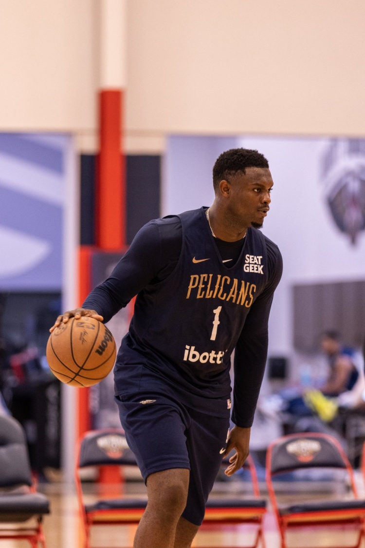 ⚡瘦成一道闪电!鹈鹕官推晒训练营现场照 锡安减重成果明显