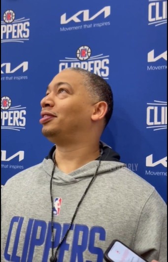 卢打趣:我昨天命中一记中距离 PG说这玩意过时了&中投不算