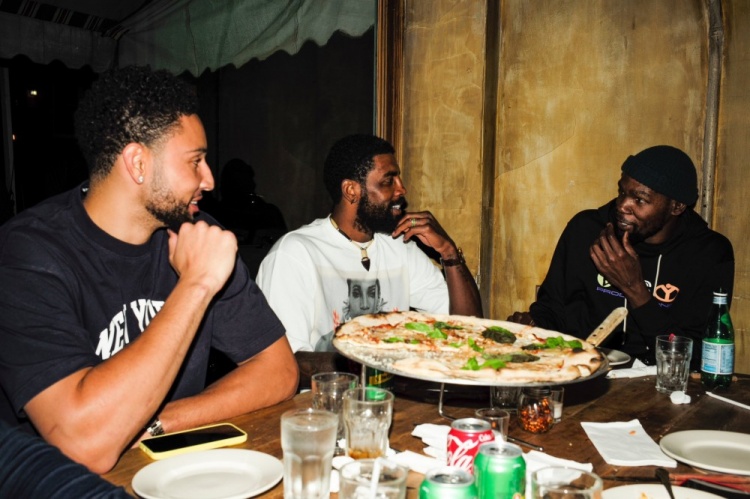 篮网官推晒KD、欧文、本西等球员聚餐 环境古朴但气氛融洽