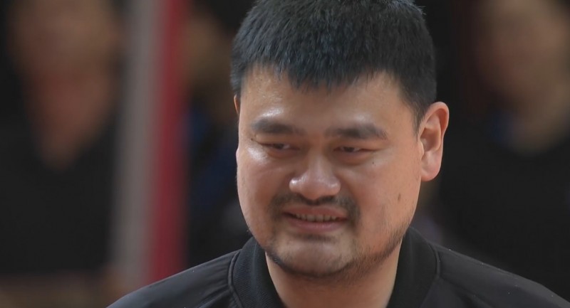 中国女篮夺银牌赛后合影 姚明在旁边欣慰地笑