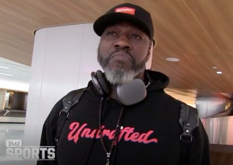 拉塞尔逝世老詹应继续穿6号?大本:没问题 赛季初每人都应穿6号