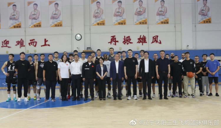 副省长慰问辽宁男篮 杨鸣:力争好成绩 让辽篮这张名片更加醒目