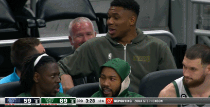 憨憨!字母哥索要爆米花 得手后笑开花?