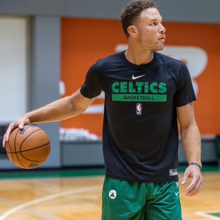 毫无违和感！绿军官方晒格里芬身披绿军训练服照片：新面孔?