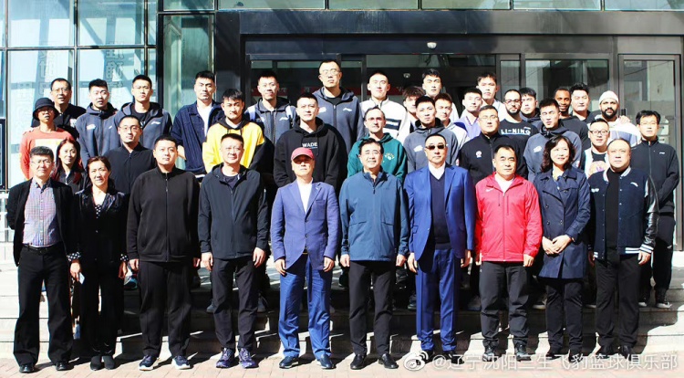 省体育局局长为辽宁队送行 董事长关切地询问艾伦的腿伤恢复情况