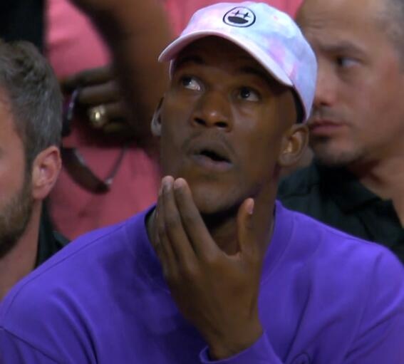 终于清爽！巴特勒场边观战已换了发型 留一夏天的大脏辫成为过去