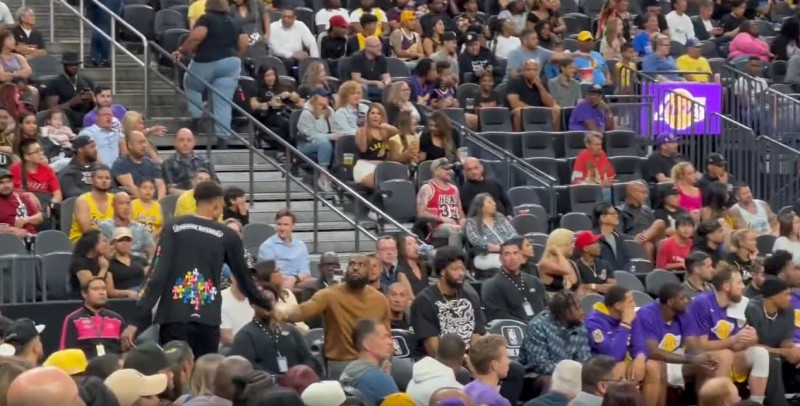 明年NBA见!文班亚马和詹姆斯、戴维斯打招呼 握手致意