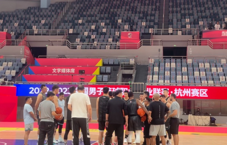 媒体人：辽宁男篮备战CBA揭幕战 张镇麟缺席