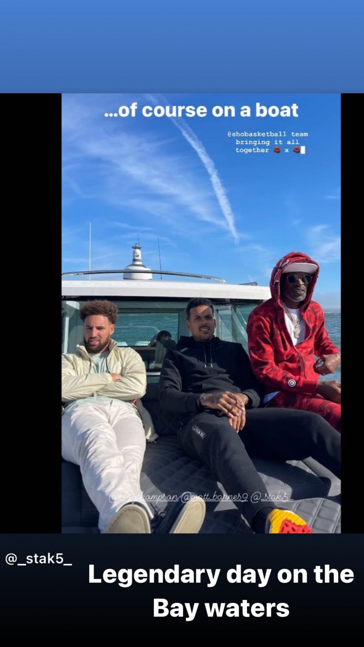 ?克莱晒与巴恩斯、杰克船长出航合影：湾区水面的传奇一天