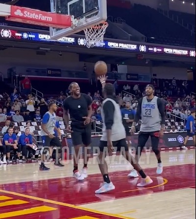 快船公开训练：沃尔状态出色送出劈扣 小卡满脸微笑频频爆扣