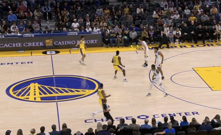 美媒调侃湖人最后时刻阵容：湖人场上有沙奎尔、布莱恩特和皮蓬