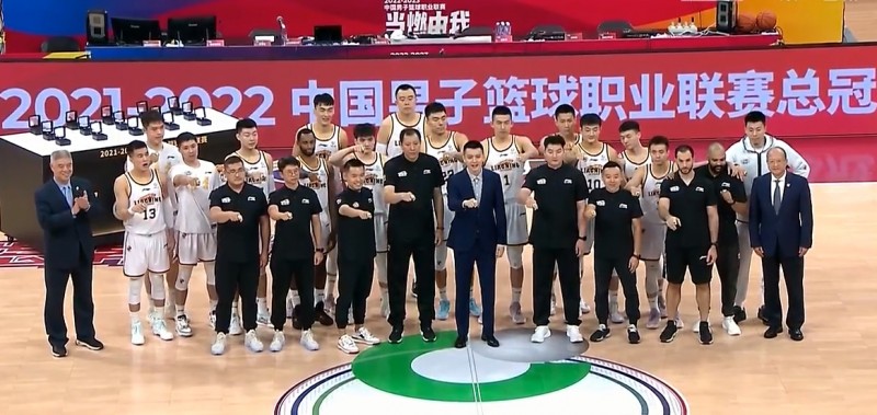 队史第二个总冠军！辽宁领取上赛季总冠军戒指并升起总冠军旗帜