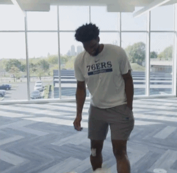 ?足球篮球两开花！恩比德大秀颠球 并与前美国国门过招