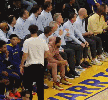 尊老爱幼?克莱让菜鸟罗林斯给自己让座 后者只好坐地上