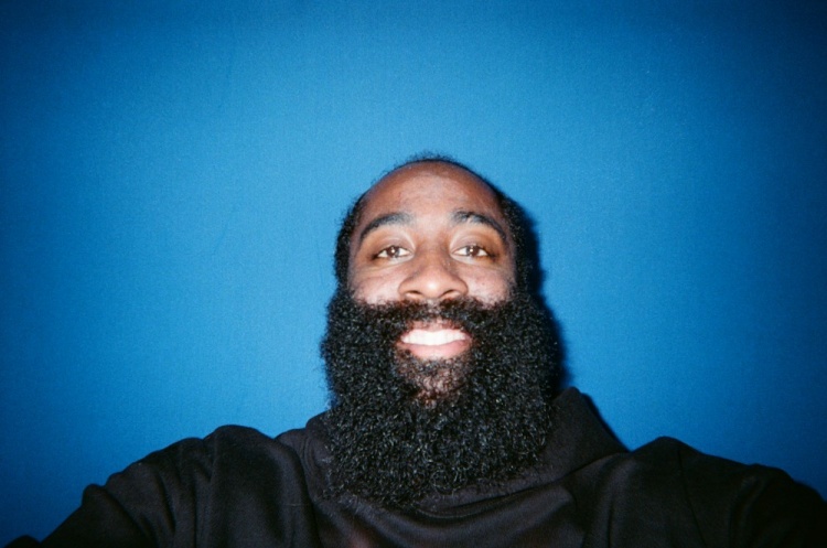 大胡子瞩目！76人官推晒哈登&马克西等人自拍照：同一线程！?