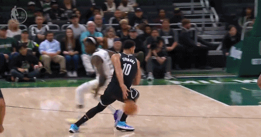 秀起来！西蒙斯背运戏耍霍勒迪后送空接 托马斯跟进勾射得手