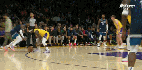 来咯！贝弗利后场抢断一条龙 詹姆斯跟进单手招牌战斧暴扣