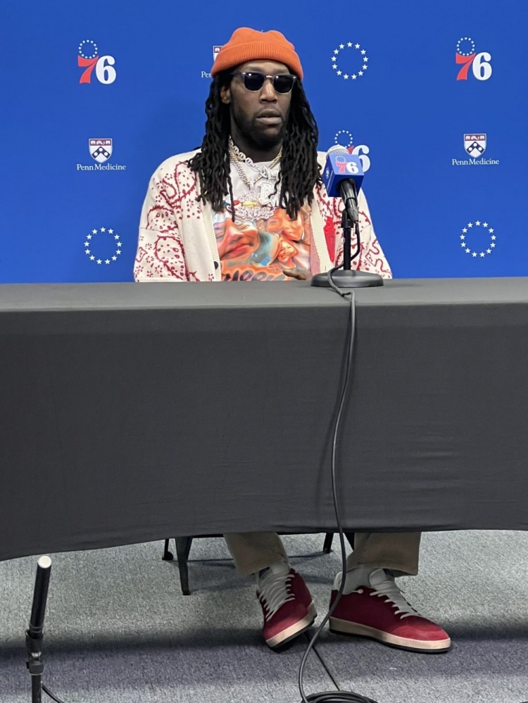 哈雷尔:我很可能是全队穿得最靓的仔 尼昂:那借条项链给我