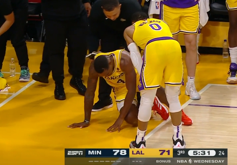 伤病滚粗!朗尼-沃克被摔倒的贝弗利压到腿部 痛苦捂着自己的膝盖