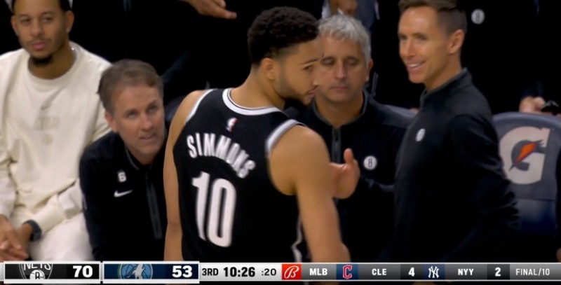 划水新技能?西蒙斯下半场刚打1分半就犯满离场 纳什无奈苦笑