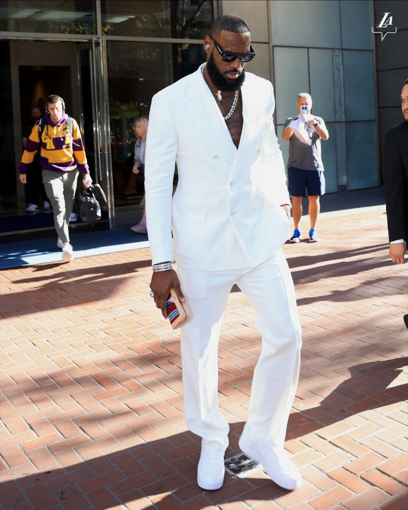 迎个人生涯第20个赛季!詹姆斯赛前一身全白打扮进场