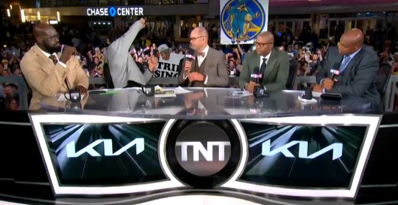 满足?！球迷齐声喊让克莱展示戒指 克莱照做后球迷顿时欢呼