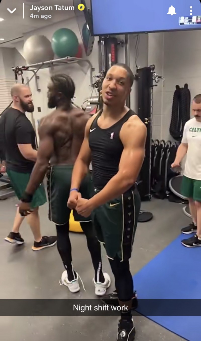 你不要过来呀！格威秀手臂肌肉却惨遭杰伦背部肌肉“抢镜”?