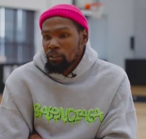 KD:在詹姆斯身边打球一切都会被放大 现在人们让威少成了笑柄