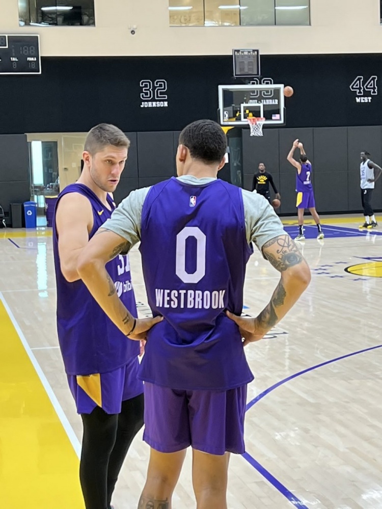 力挺队友!湖人球员安德森今日身着威少球衣参加训练