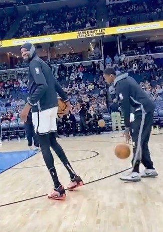 今日灰熊女球迷招募杜兰特：来孟菲斯吧我们需要你 KD回眸一笑