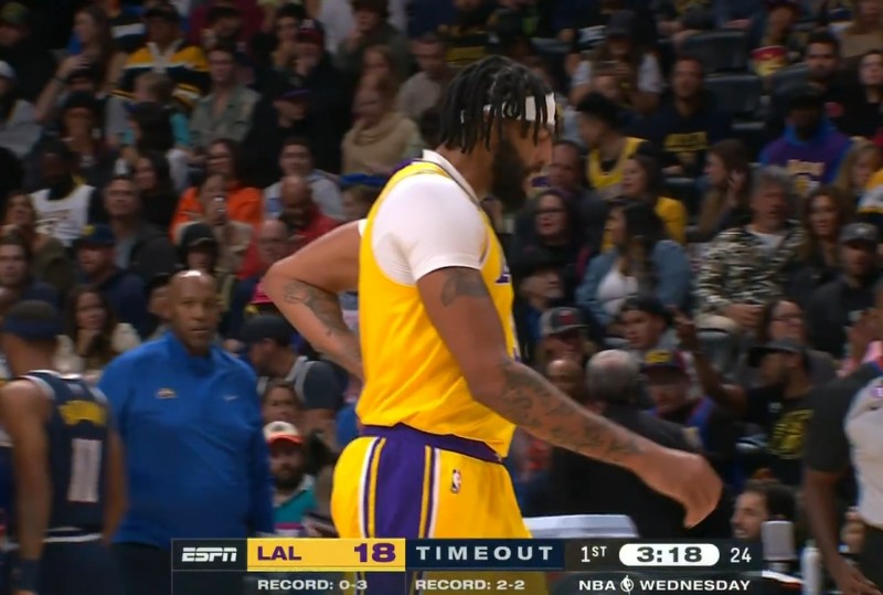 又紧张了?浓眉吃饼扣篮后捂着自己的腰表情凝重