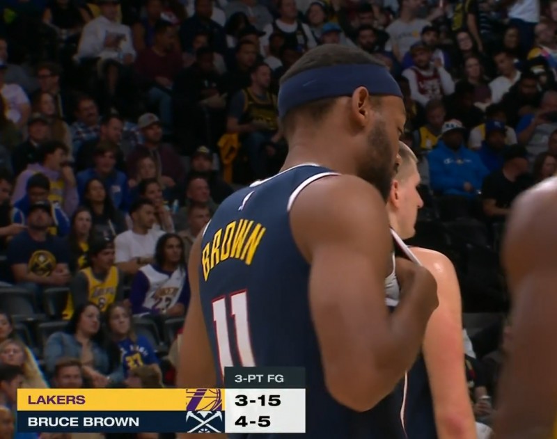 太铁了!布鲁斯-布朗半场个人命中4记三分球 和湖人全队一样多