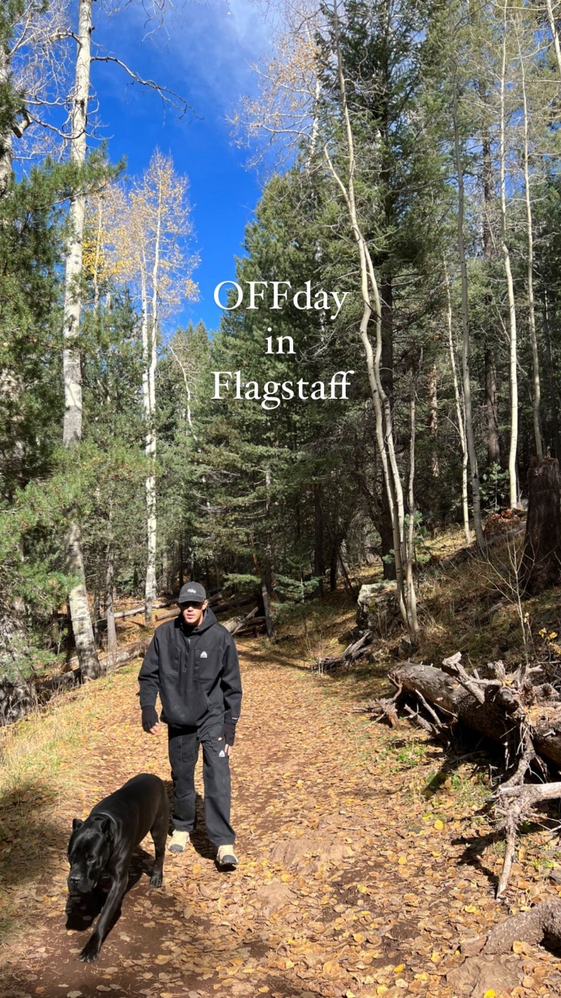 忙里偷得半日闲！布克携爱犬出游 与女友詹娜一起在森林中漫步